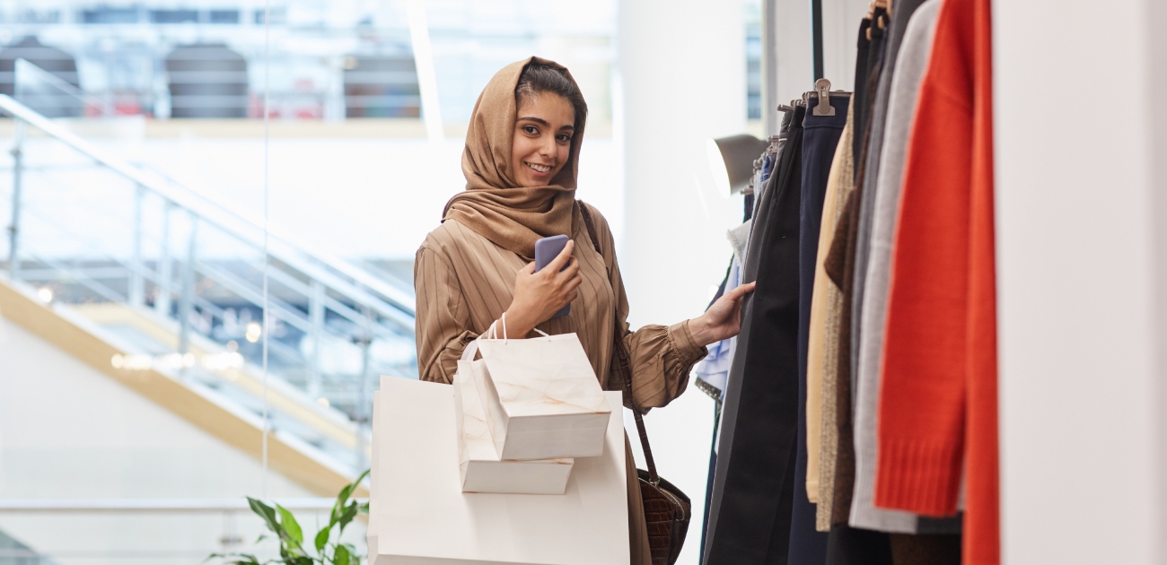 تنسيق العباية بألوان جريئة دون فقدان اللمسة الشرقية
