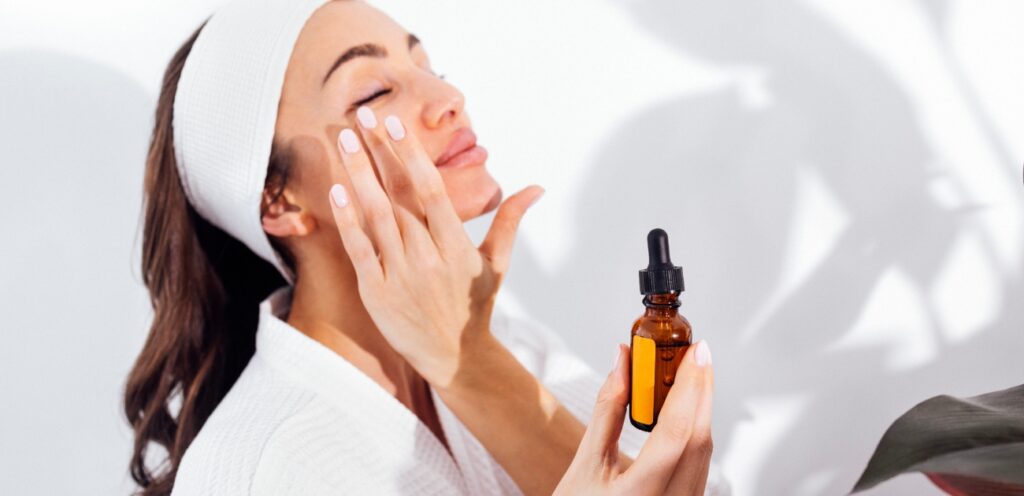 ترند "مكياج إخفاء العيوب" يتصدر تطبيقات التجميل.. 7 خطوات لتطبيقه بحرفية!