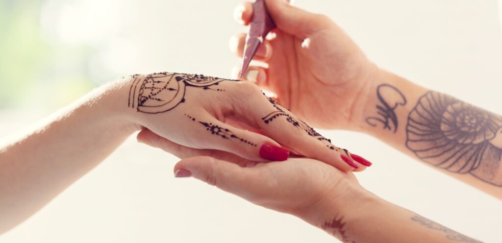 نقش حناء اماراتي اصابع: رسومات وألوان تليق بإطلالتك