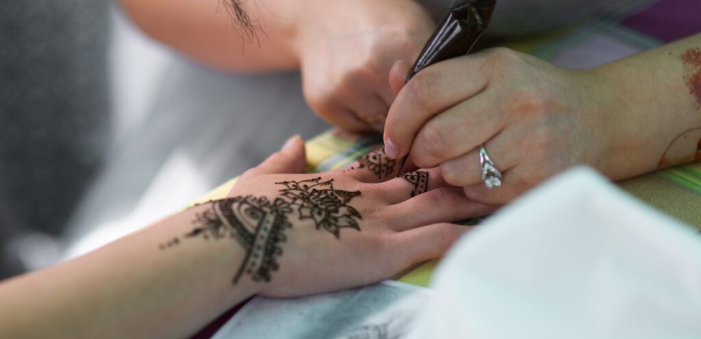 نقش حناء اماراتي اصابع: رسومات وألوان تليق بإطلالتك