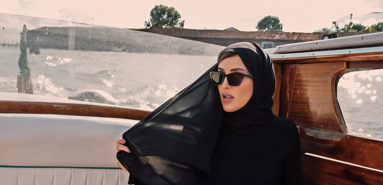 عفراء النعيمي تتألق بأناقة الحجاب وتخطف الأضواء في مهرجان فينيسيا السينمائي 2025
