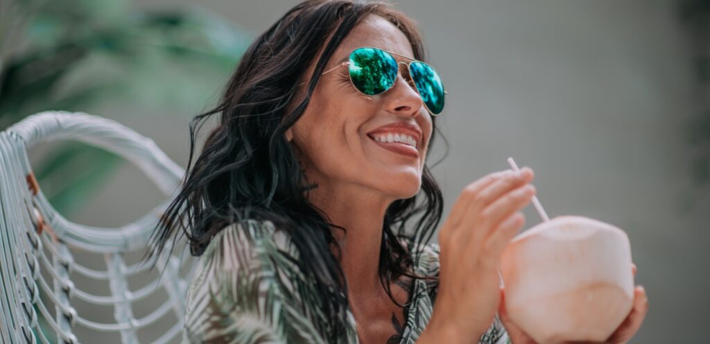 كيف تختارين نظارة شمسية نسائية تكمل إطلالتك؟